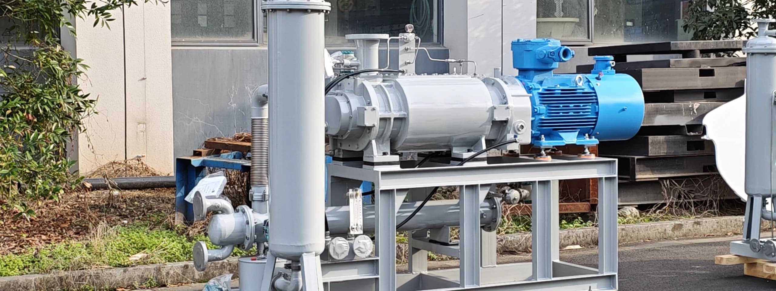 Dry screw vacuum pump product line for process vacuum applications