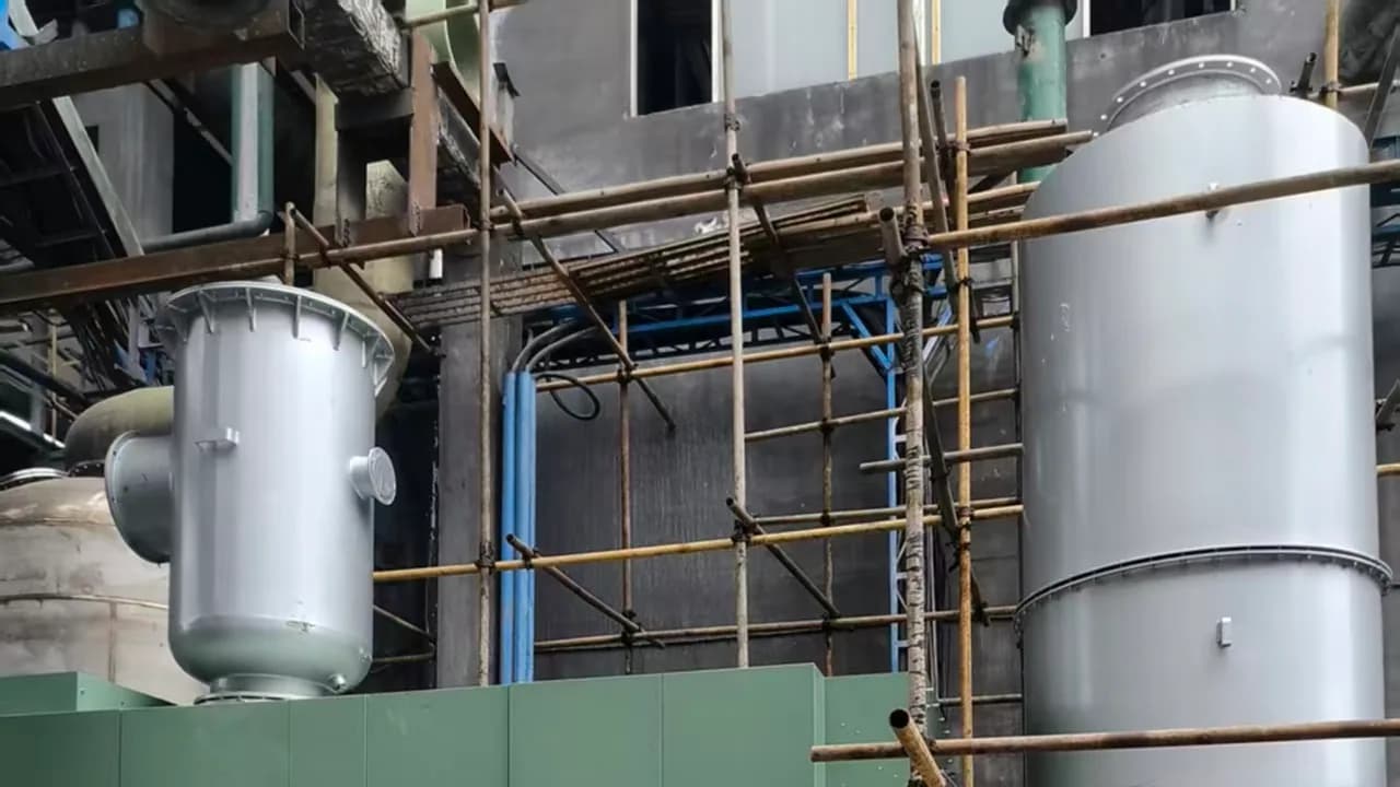 Dry screw vacuum pump package and process vessels installed in an industrial plant