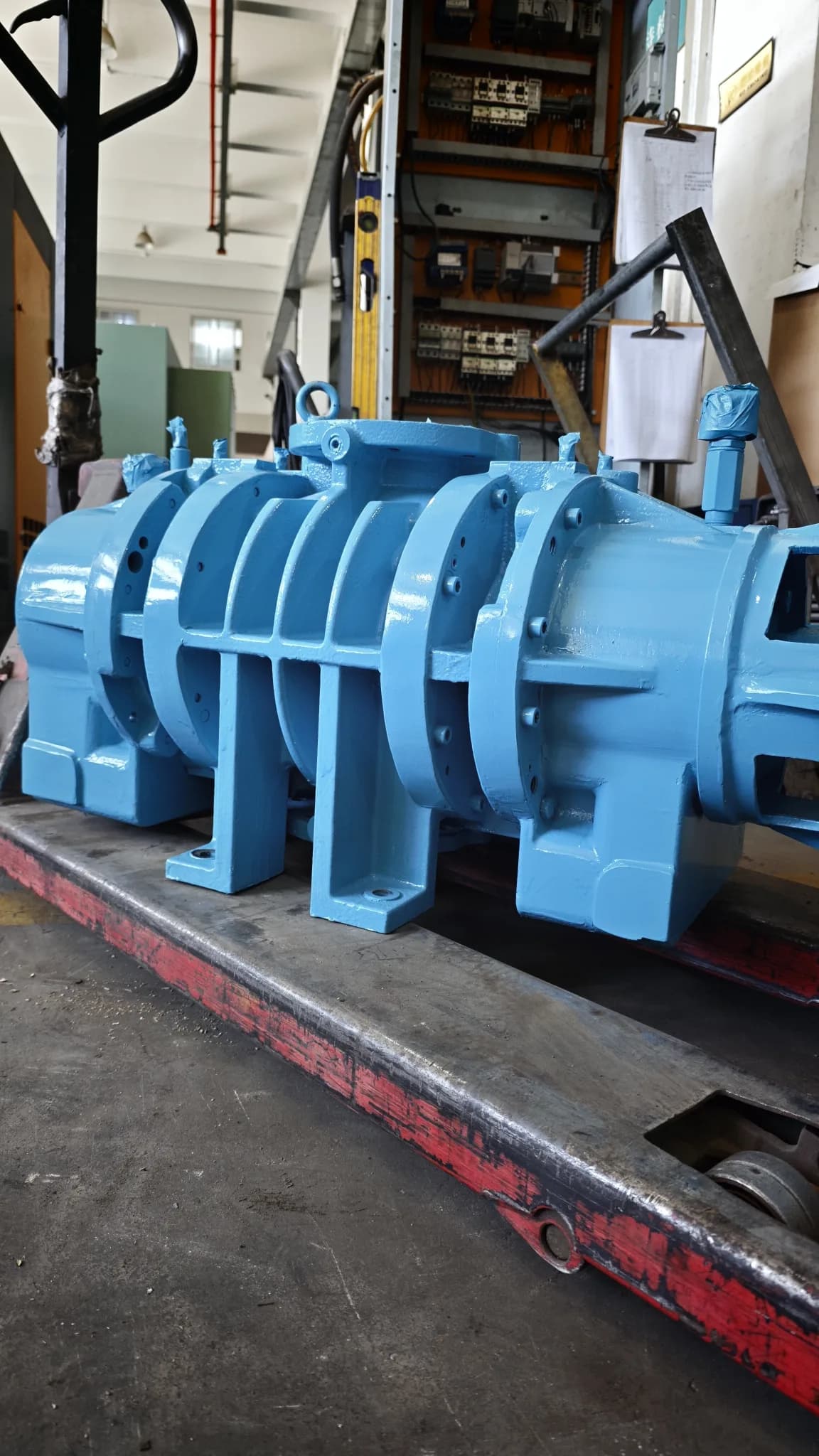 Blue water-injected screw vacuum pump head photographed in the SC workshop