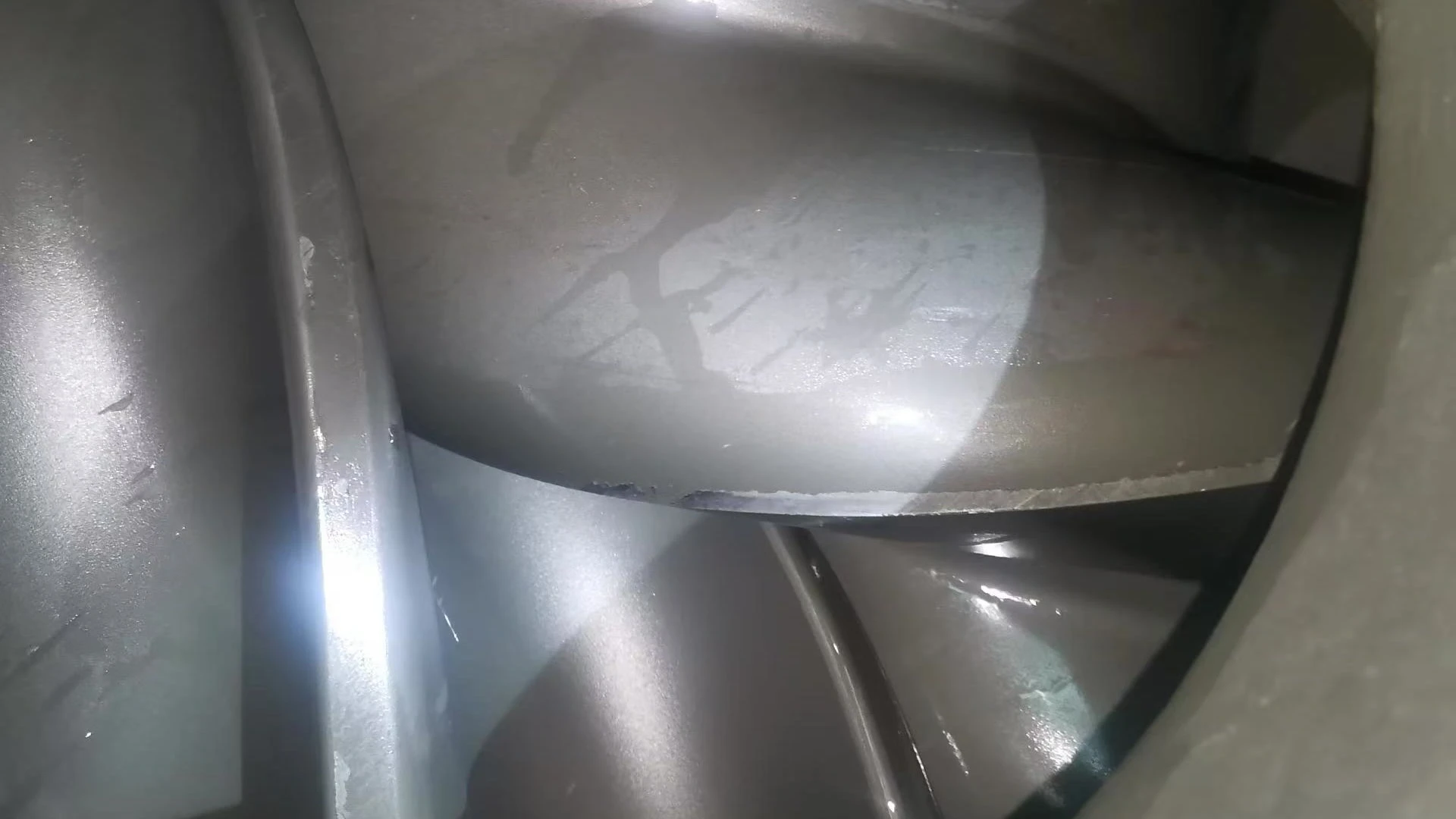 Close-up of a rubbing mark where the rotors contacted after thermal expansion during the anonymous water-cooled dry screw vacuum pump's 2021 development test